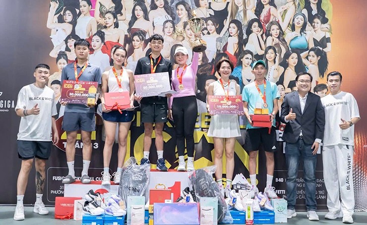 Người đẹp giành hạng nhì nội dung đôi nam nữ