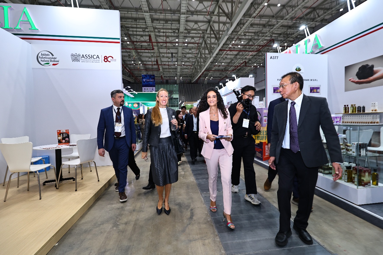 Bà Alessandra Tognonato - Tổng Lãnh sự Ý tại Thành phố Hồ Chí Minh tham quan gian hàng. Nguồn: ITA