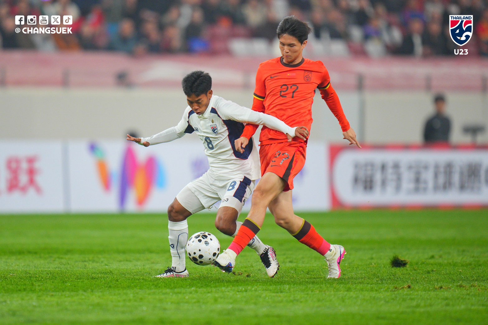 U23 Thái Lan (áo trắng) đánh rơi chiến thắng