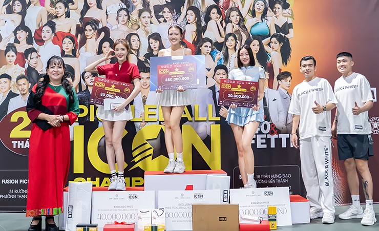 MC Thảo Uyên giành giải Miss cùng chiếc vương miện 1,8 tỷ đồng&nbsp;