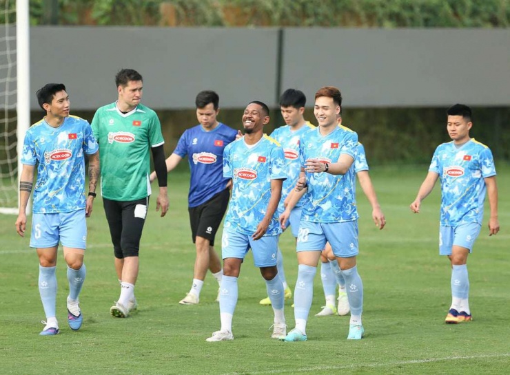 Bùi Hoàng Việt Anh (thứ hai từ phải sang) hiện đang tập trung cùng ĐT Việt Nam chuẩn bị thi đấu trong đợt FIFA Days tháng 3. Ảnh: VFF