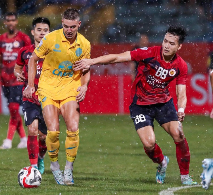 Bùi Hoàng Việt Anh (bên phải) hiện đang chơi cho CLB CAHN. Ảnh: FBNV