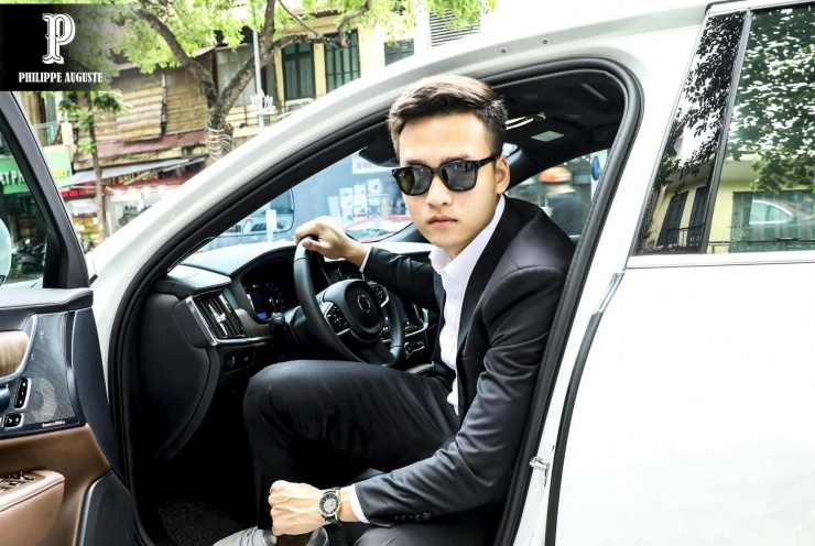 Bùi Hoàng Việt Anh được đánh giá điển trai và có gu thời trang sành điệu.