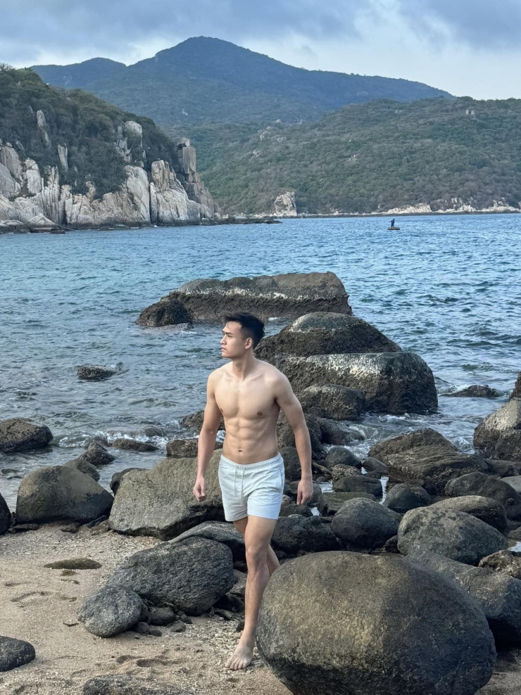 Mặc dù vậy, ở hậu trường, Bùi Hoàng Việt Anh cũng không ít lần vướng vào những lùm xùm gây tranh cãi.