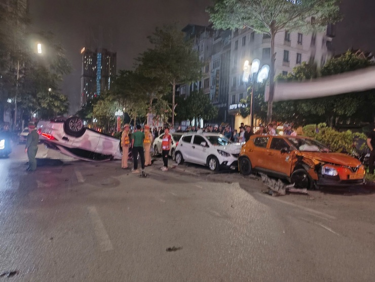 Hà Nội: Ô tô Lexus gây tai nạn liên hoàn trên phố Trung Kính rồi lật ngửa - 1