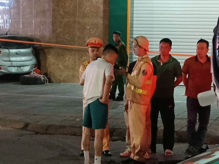 Lực lượng chức năng kiểm tra nồng độ cồn đối với tài xế xe. (Ảnh: Thanh Hà)