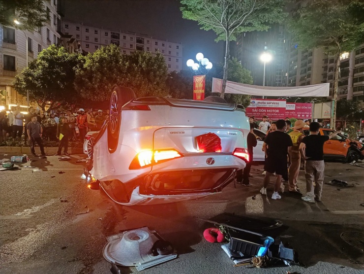 Chiếc xe gây tai nạn bị lật ngửa. (Ảnh: Thanh Hà)