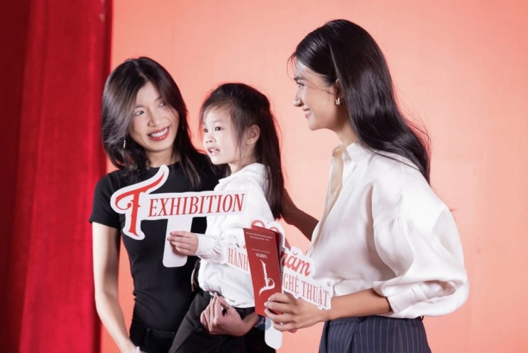 Đồng Ánh Quỳnh (trái) dự sự kiện kỷ niệm 20 năm vào nghề và sinh nhật lần thứ 39 của Kim Tuyến, cuối tuần qua tại TP HCM. Cả hai chọn trang phục tối giản với tông đơn sắc khi giao lưu cùng fan. Người mẫu khiến khán giả hò reo khi hôn má Kim Tuyến thay lời chúc mừng.