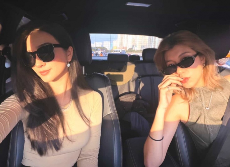 Kim Tuyến cho biết thường được Đồng Ánh Quỳnh hỗ trợ, lái xe đưa đón khi đi làm. Từng ly hôn ở tuổi đôi mươi và làm mẹ đơn thân, một thời gian dài, diễn viên dè chừng, cẩn trọng trong chuyện yêu đương. "Nếu thấy không hợp, tôi sẽ sớm rút lui, tránh làm mất thời gian đôi bên", cô nói.