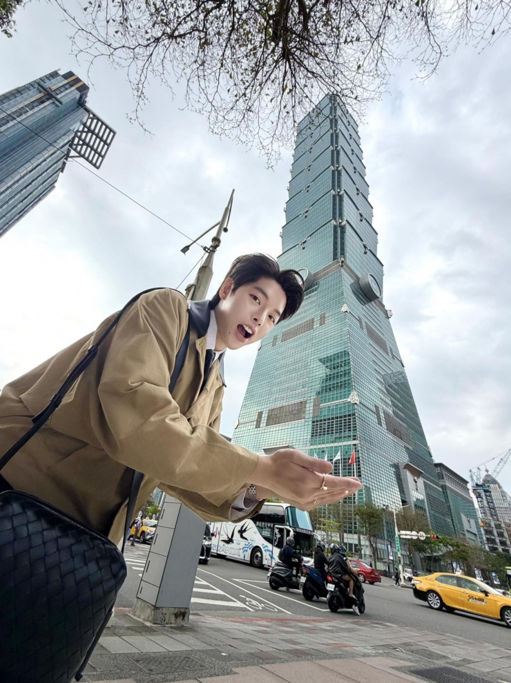 Ảnh sao 26/3: Tiểu thư gia tộc Sơn Kim và anh trai 'giống nhau như đúc' - 8