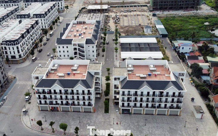 Tại dự án này, chủ đầu tư không ghi giấy biên nhận hồ sơ với 149 bộ hồ sơ, không ghi lý do trả lại với 5 hồ sơ không đủ điều kiện theo quy định. Doanh nghiệp này cũng chưa cung cấp thông tin về diện tích căn hộ, giá bán đối với từng loại căn hộ để công bố công khai.