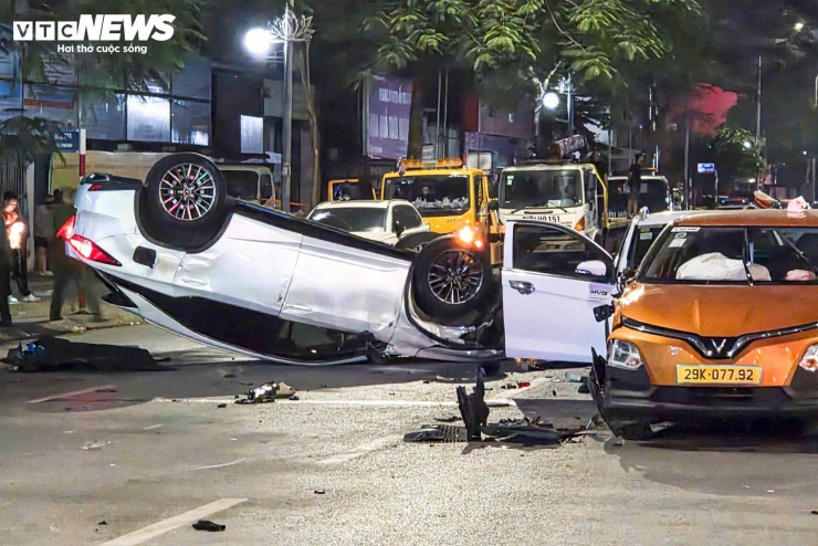 Thông tin ban đầu, xe Lexus RX350 BKS 30K‑201.XX, do tài xế V.Q.C. (SN 1987, trú tại Hà Nội) cầm lái, chạy theo hướng từ Trung Kính đi Dương Đình Nghệ. Khi đến nút giao, chiếc xe bất ngờ tăng tốc, va chạm với ô tô mang biển số 30L‑665.XX, sau đó lao sang làn đường ngược chiều, tiếp tục đâm vào 3 ô tô và 1 xe máy trước khi lật ngửa.