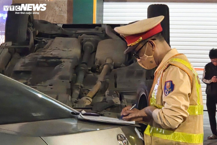 Nhận tin báo, lực lượng cảnh sát giao thông cùng Công an phường Yên Hòa nhanh chóng có mặt để phong tỏa hiện trường, điều tra nguyên nhân và hỗ trợ các nạn nhân.