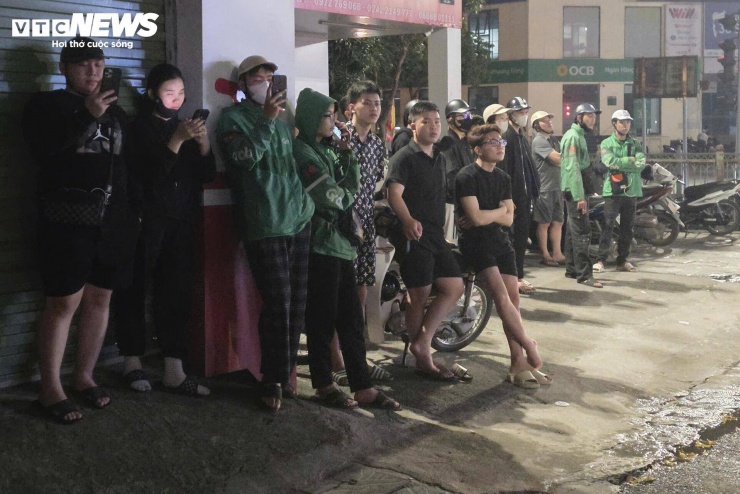 Nhiều người dân hiếu kỳ đứng theo dõi vụ tai nạn.