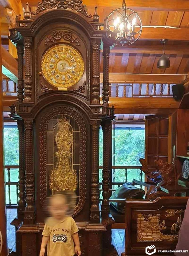 Nội thất trong nhà chủ yếu được làm bằng gỗ tự nhiên, tỉ mỉ, sang trọng.