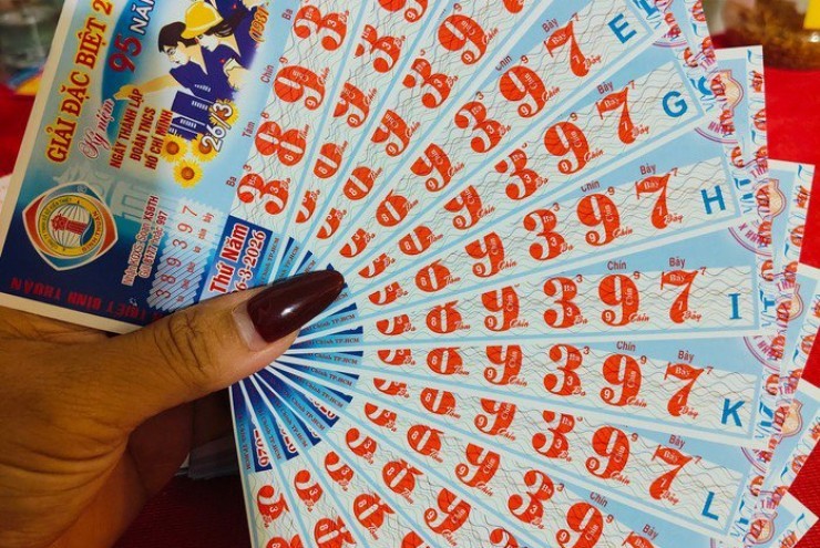 Mua vé sát giờ xổ, 2 người ở TPHCM trúng giải độc đắc xổ số miền Nam