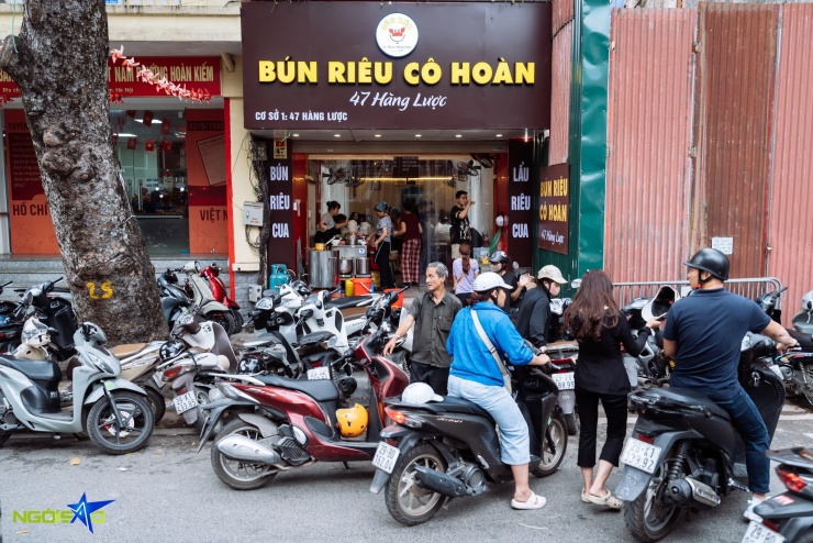 Quán bún riêu phố cổ Hà Nội đông nghịt khách sau vụ khách Trung chê bẩn - 1
