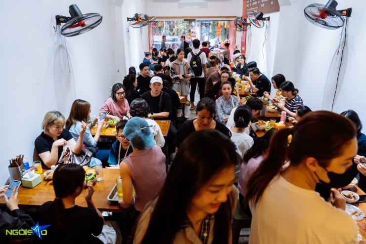 Quán bún riêu phố cổ Hà Nội đông nghịt khách sau vụ khách Trung chê bẩn - 2