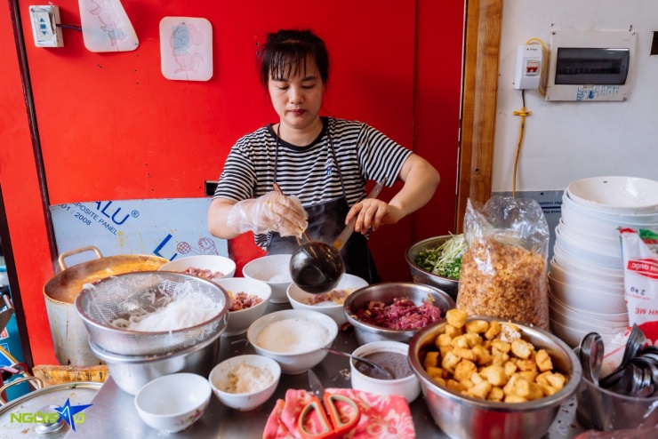 Quán bún riêu phố cổ Hà Nội đông nghịt khách sau vụ khách Trung chê bẩn - 3