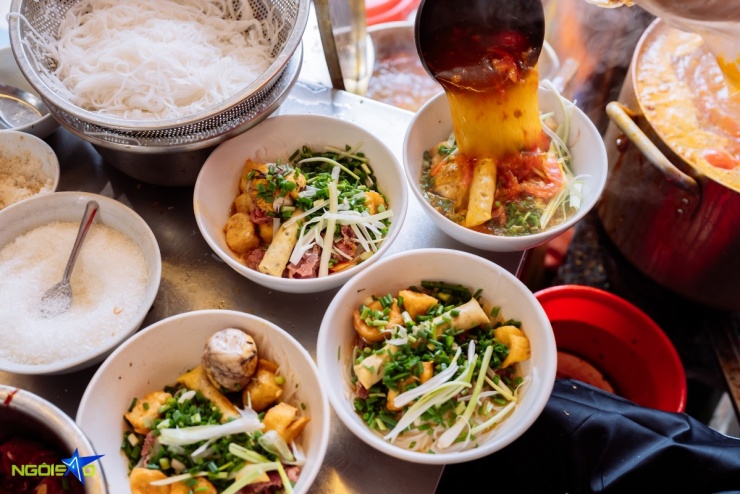 Quán bún riêu phố cổ Hà Nội đông nghịt khách sau vụ khách Trung chê bẩn - 4