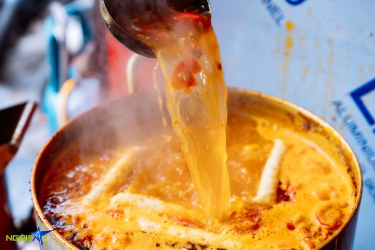 Quán bún riêu phố cổ Hà Nội đông nghịt khách sau vụ khách Trung chê bẩn - 5