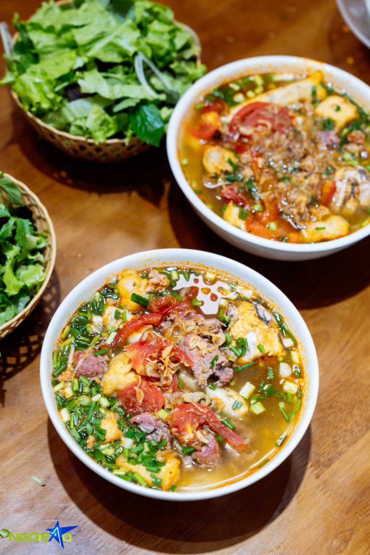 Quán bún riêu phố cổ Hà Nội đông nghịt khách sau vụ khách Trung chê bẩn - 6