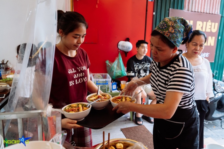 Quán bún riêu phố cổ Hà Nội đông nghịt khách sau vụ khách Trung chê bẩn - 7