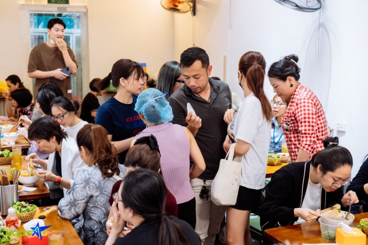 Quán bún riêu phố cổ Hà Nội đông nghịt khách sau vụ khách Trung chê bẩn - 8