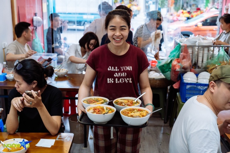 Quán bún riêu phố cổ Hà Nội đông nghịt khách sau vụ khách Trung chê bẩn - 9