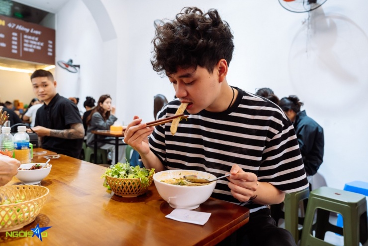 Quán bún riêu phố cổ Hà Nội đông nghịt khách sau vụ khách Trung chê bẩn - 10