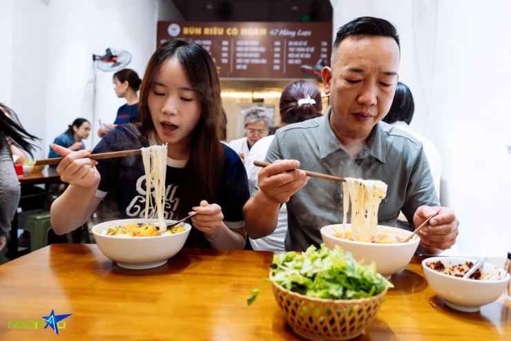 Quán bún riêu phố cổ Hà Nội đông nghịt khách sau vụ khách Trung chê bẩn - 11