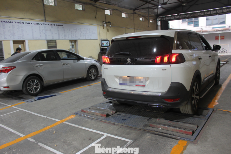 Ô tô trong quy trình kiểm định an toàn kỹ thuật. Ảnh minh họa: Lộc Liên.