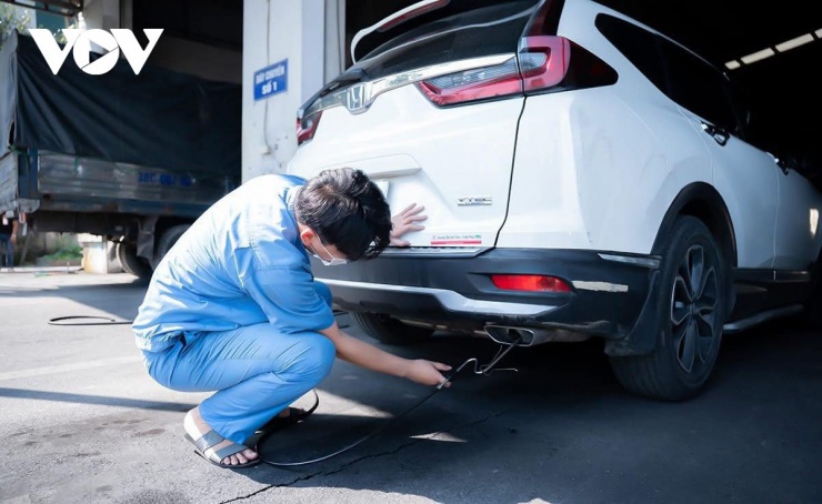 Nhân viên đăng kiểm thực hiện thao tác trong quy trình kiểm định khí thải.&nbsp;