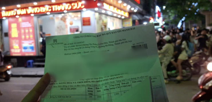 Người mua mang giấy hẹn đến tiệm vàng tối 25/3.&nbsp;