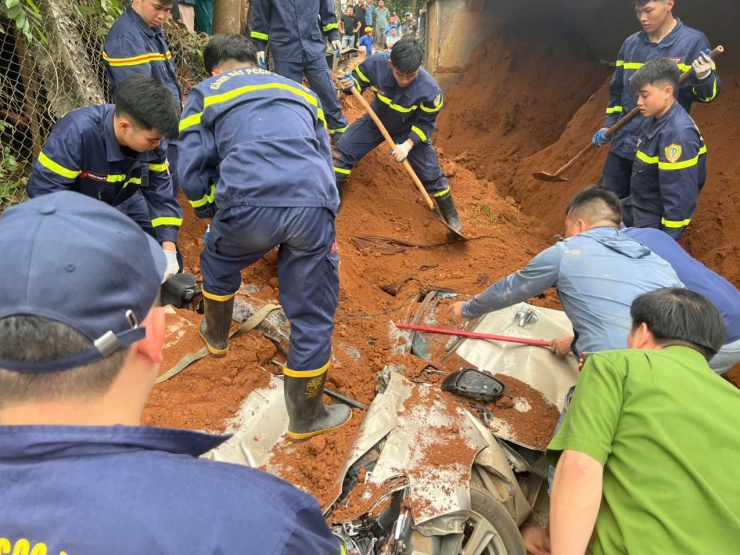Lực lượng Cảnh sát PCCC và CNCH Công an tỉnh Phú Thọ tìm kiếm nạn nhân bị xe ô tô tải đè bẹp.