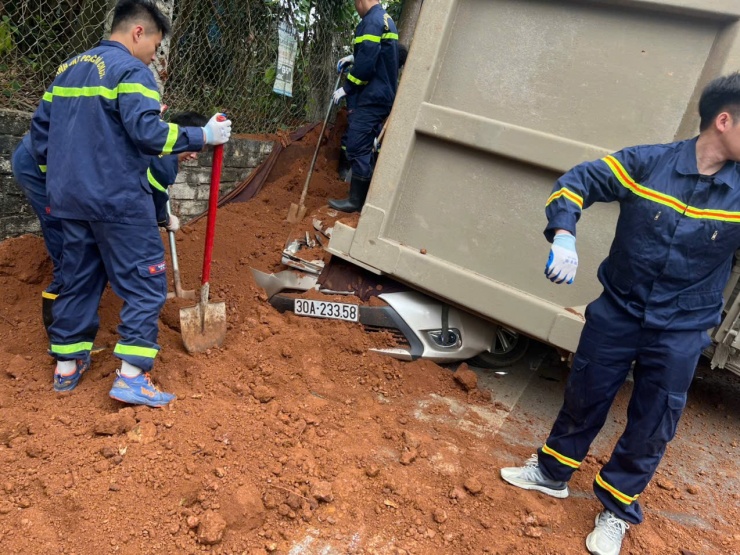 Xe ô tô con bị xe tải đè bẹp dúm khiến người phụ nữ điều khiển xe tử vong.