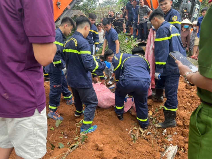 Thi thể nạn nhân được Cảnh sát PCCC và CNCH đưa ra ngoài.