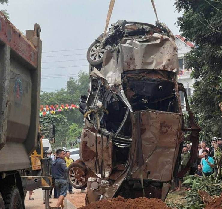 Lực lượng chức năng cẩu xe ô tô con ra khỏi hiện trường.