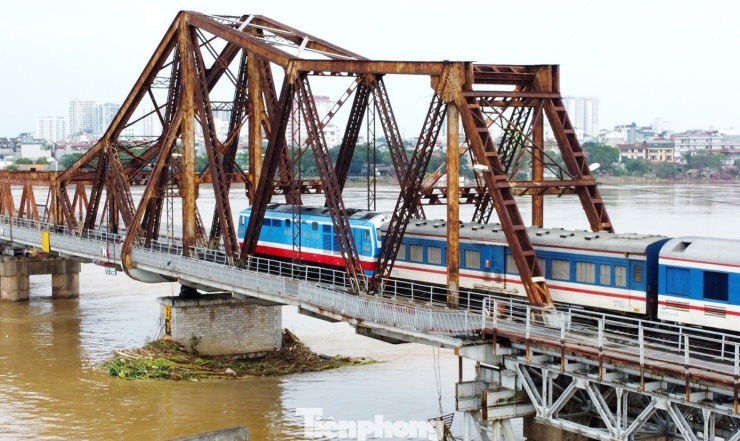 Hà Nội sẽ tổ chức trung chuyển hành khách miễn phí giữa ga Hà Nội và ga Gia Lâm sau khi giảm tần suất tàu khách, tàu du lịch trên đoạn tuyến Hà Nội - Long Biên - Gia Lâm.