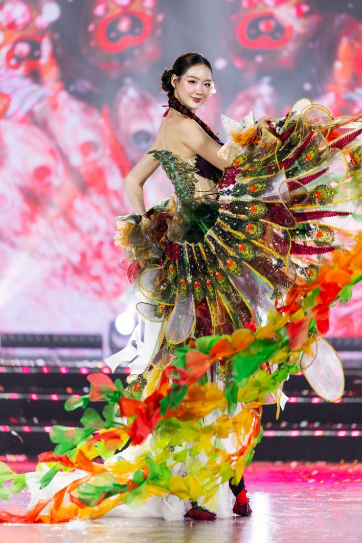 Các người đẹp tham gia trình diễn Dances of Vietnam - tiết mục lần đầu có tại cuộc thi, tối 25/3.