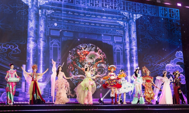 Các trang phục lấy cảm hứng từ vẻ đẹp con người, cảnh sắc ba miền Bắc, Trung, Nam.