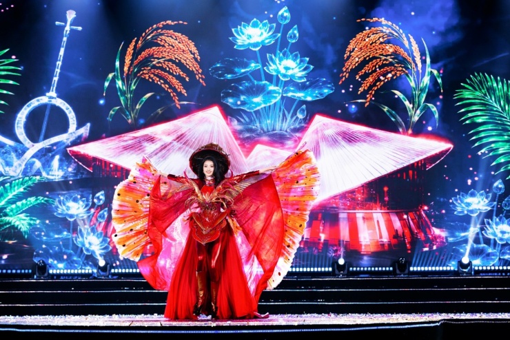 Nguyễn Đào Tuyên Dương thể hiện trang phục với đôi cánh lớn gắn ở lưng của tác giả Huỳnh Thành Phát.