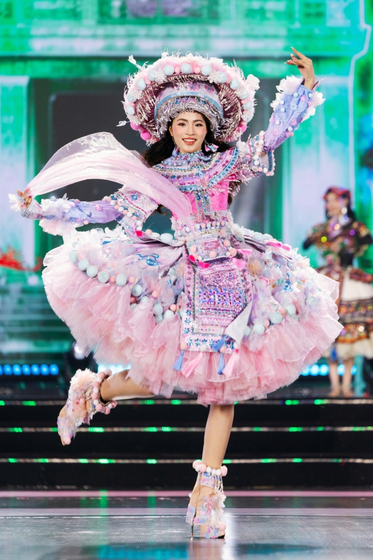 Hình ảnh làng nghề truyền thống, lễ hội dân gian, phong tục tập quán lần lượt xuất hiện trên sân khấu qua các thiết kế đa dạng chất liệu, màu sắc.