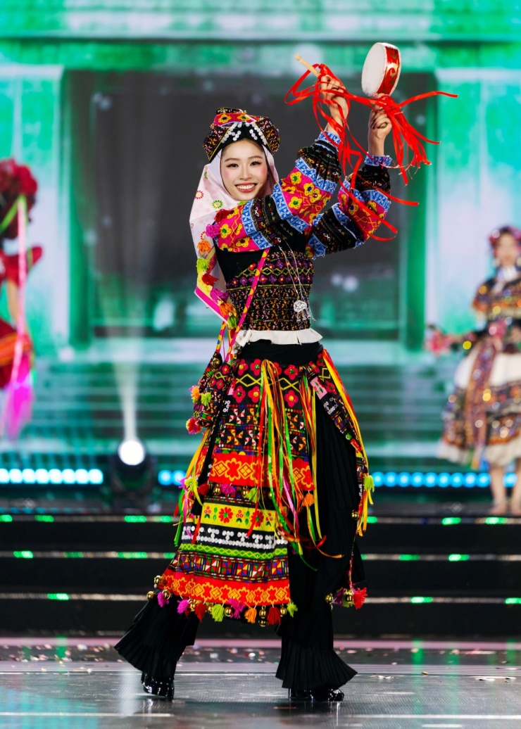 Các thí sinh thể hiện điệu nhảy đặc trưng của các vùng qua phần dàn dựng của đạo diễn Hoàng Nhật Nam, biên đạo Khoa Nguyễn.