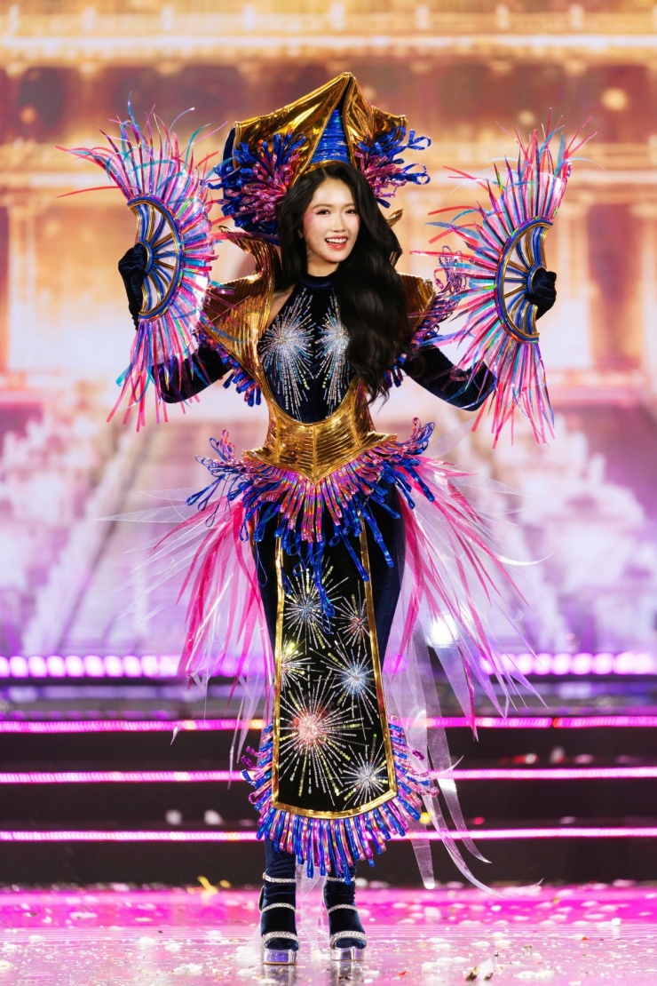 Tác giả Vũ Tuấn Hưng thực hiện tác phẩm dựa trên tình yêu cho lễ hội pháo hoa Đà Nẵng, do thí sinh Nguyễn Lan Nhi thể hiện.