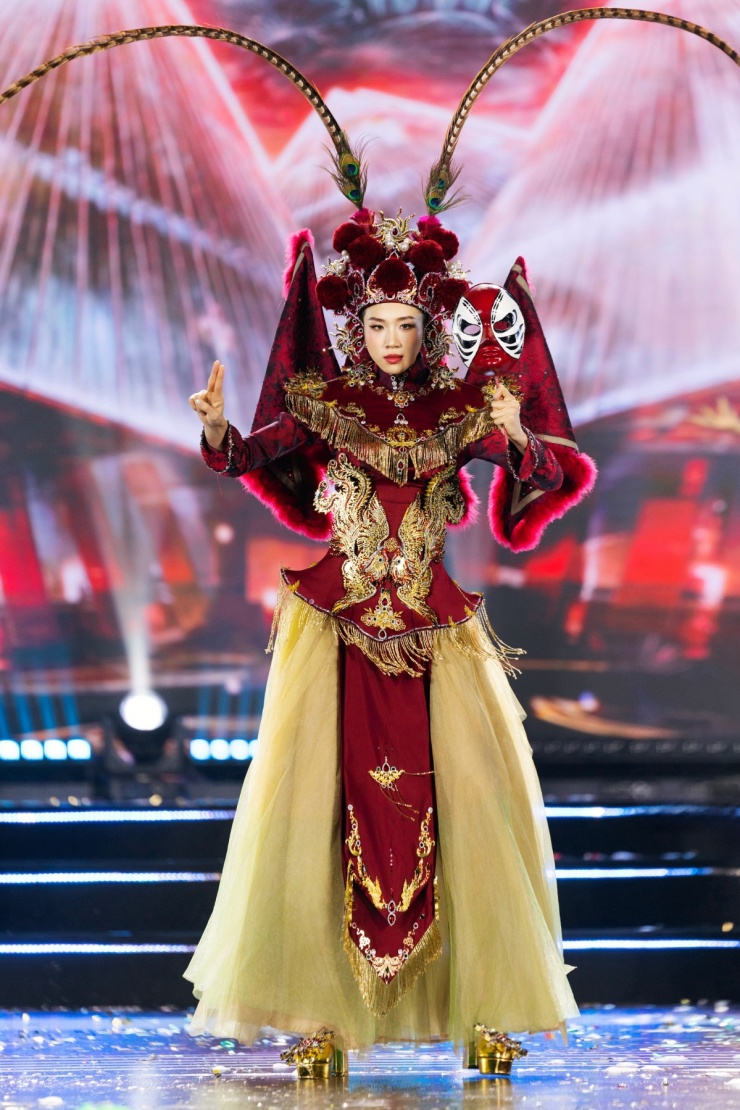 Thí sinh Trần Thị Kiều Anh tôn vinh nghệ thuật hát bội qua sáng tạo của nhà thiết kế trẻ Đặng Hoàng Phong.