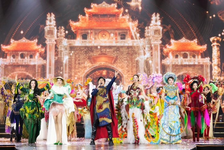 Phần cuối, các người đẹp cùng ca sĩ Tùng Dương khuấy động sân khấu trong một ca khúc.