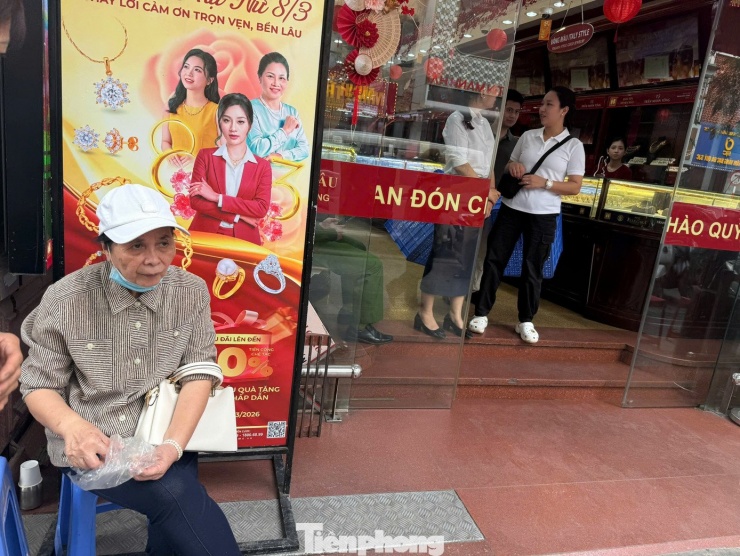 Bà Bích Ngọc chờ lấy 2 cây vàng theo lịch hẹn tại Bảo Tín Minh Châu (ảnh: N.M).