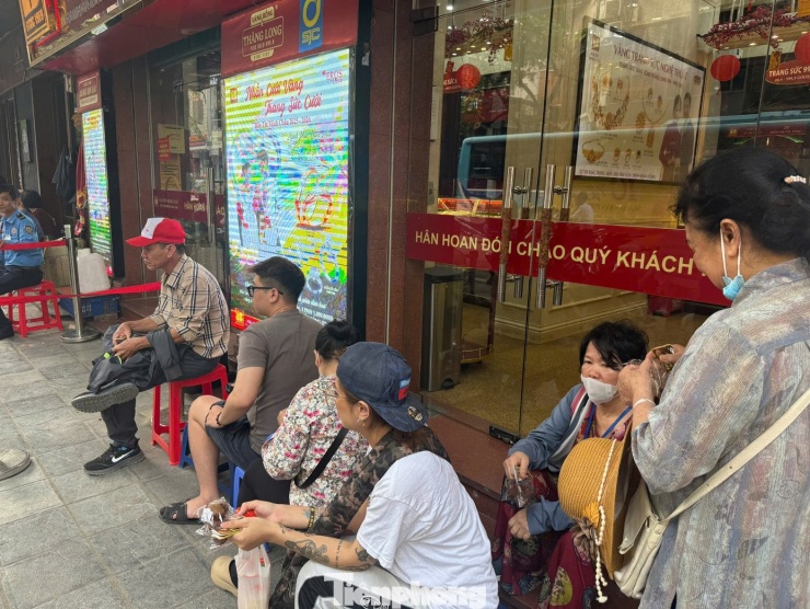 Người dân xếp hàng tại cửa hàng Bảo Tín Minh Châu sáng 26/3 (ảnh: N.M).