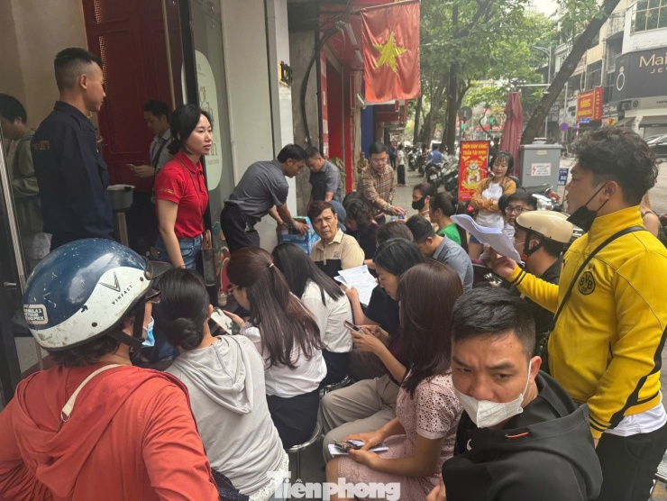 Được thông báo bất ngờ, người dân xếp hàng chờ đợi lấy vàng tại Cửa hàng Bảo Tín Mạnh Hải.